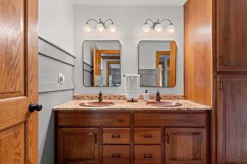 Bath - 3901 N Millwood Dr, Appleton, WI 54913 photo 6 of 10