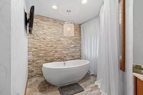 Bath - 3901 N Millwood Dr, Appleton, WI 54913 photo 3 of 10