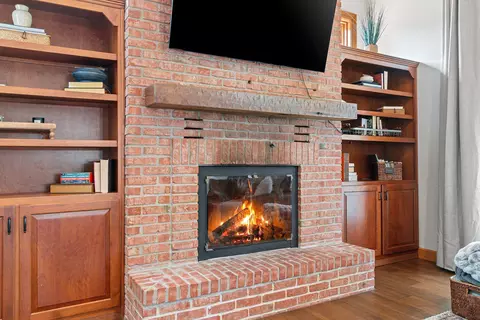 Living - 3901 N Millwood Dr, Appleton, WI 54913 photo 2 of 6
