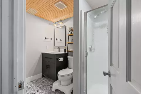 Bath - 3901 N Millwood Dr, Appleton, WI 54913 photo 9 of 10