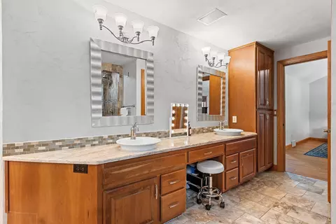Bath - 3901 N Millwood Dr, Appleton, WI 54913 photo 2 of 10