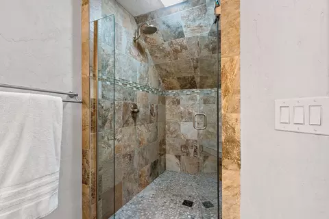 Bath - 3901 N Millwood Dr, Appleton, WI 54913 photo 5 of 10