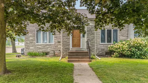 1517 Division St, New London, WI 54961