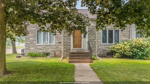 1517 Division St, New London, WI 54961