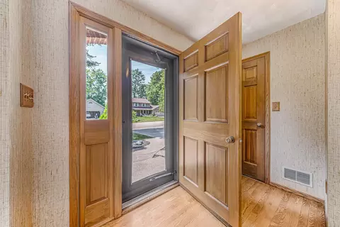 Entry Way - 3324 S White Birch Ln, Appleton, WI 54915 photo 2 of 3
