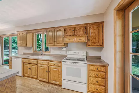 Kitchen - 3324 S White Birch Ln, Appleton, WI 54915 photo 4 of 6