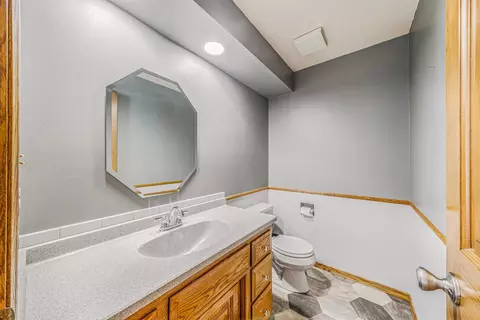 Bath - 3324 S White Birch Ln, Appleton, WI 54915 photo 2 of 3
