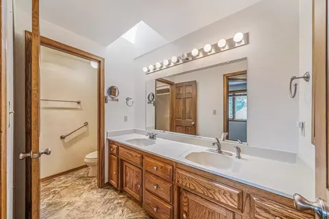 Bath - 3324 S White Birch Ln, Appleton, WI 54915 photo 3 of 3