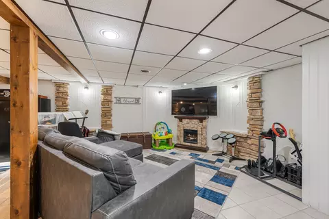 Living - w2221 County Road Uu, Appleton, WI 54913 photo 4 of 5