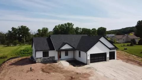 565 Gunderson Dr, Portage, WI 53901
