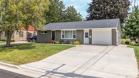 906 Oshkosh St, New London, WI 54961