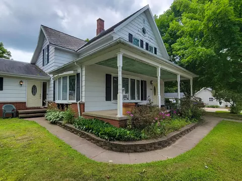 716 S Bridge St, Manawa, WI 54949