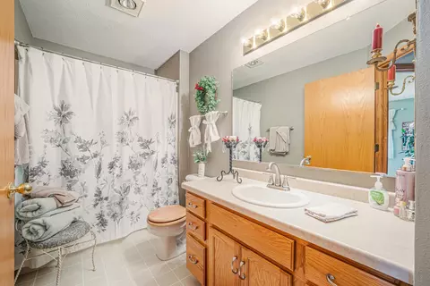 Bath - n9539 Chadbury Lane, Appleton, WI 54915 photo 2 of 2