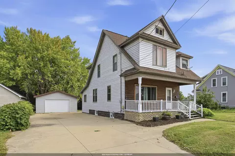 738 3rd St, Menasha, WI 54952