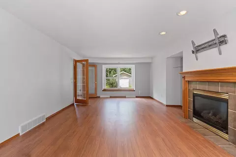 Living - 547 Clay St, Wrightstown, WI 54180 photo 4 of 10
