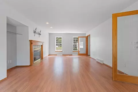 Living - 547 Clay St, Wrightstown, WI 54180 photo 2 of 10
