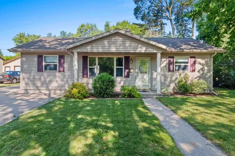 542 Clover Ln, Green Bay, WI 54301