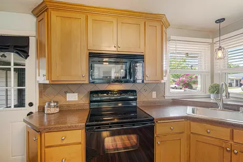 Kitchen - 2218 N Mcdonald St, Appleton, WI 54911 photo 2 of 4