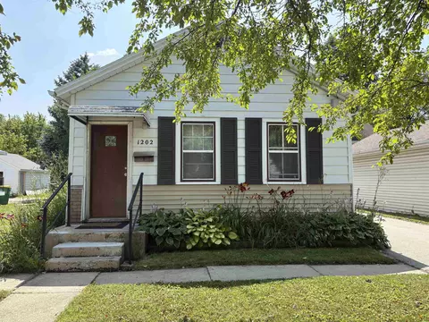 1202 Stuart St, Green Bay, WI 54301