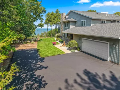 5299 Sunset Bluff Dr, Green Bay, WI 54311
