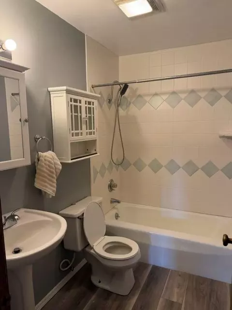 Bath - 3180 Justin Ct #7, Appleton, WI 54914 photo 1 of 2