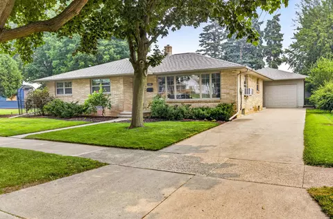 106 Lox Ct, Combined Locks, WI 54113