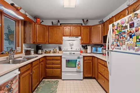 Kitchen - 1051 Main St, Wrightstown, WI 54180 photo 6 of 9