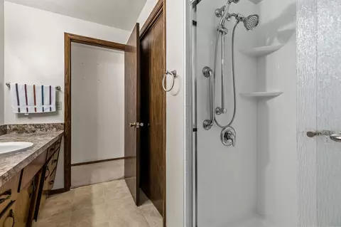 Bath - 1212 E Harding Dr, Appleton, WI 54915 photo 2 of 3