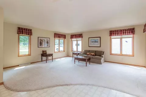 Living - 2507 N Lisa St, Appleton, WI 54914 photo 2 of 4