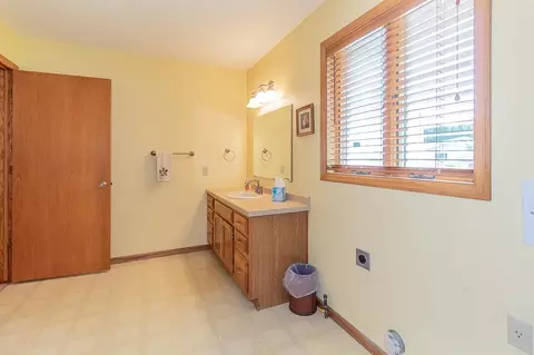Bath - 2507 N Lisa St, Appleton, WI 54914 photo 4 of 6