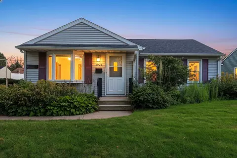 1926 Hillview Dr, Green Bay, WI 54302