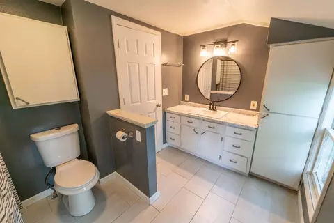 Bath - 1314 W Pine St, Appleton, WI 54914 photo 2 of 2