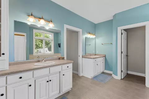 Bath - 236 E Thornbrook Ln, Appleton, WI 54913 photo 3 of 6