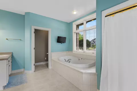 Bath - 236 E Thornbrook Ln, Appleton, WI 54913 photo 2 of 6