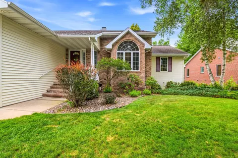 1569 Redstone Trl, Green Bay, WI 54313