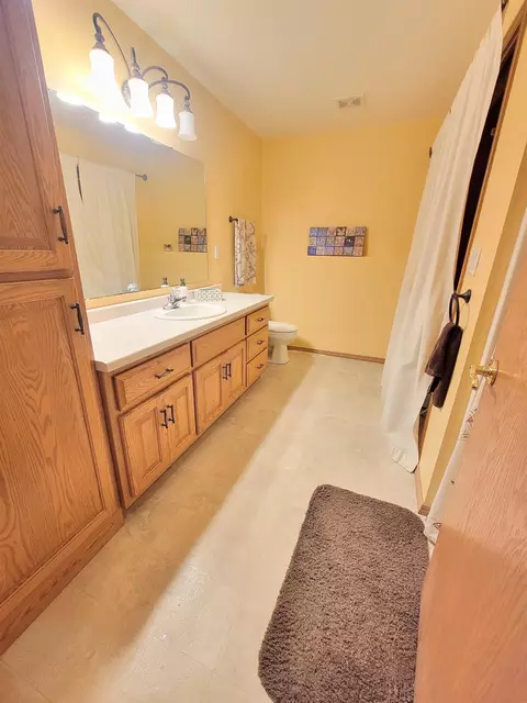 Bath - w5424 Red Clover Tr, Appleton, WI 54915 photo 3 of 4
