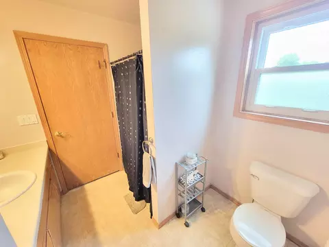 Bath - w5424 Red Clover Tr, Appleton, WI 54915 photo 2 of 7