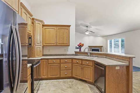 Kitchen - 89 Penbrook Cir, Appleton, WI 54914 photo 3 of 3