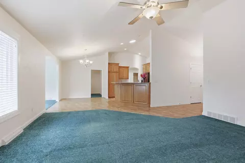 Living - 89 Penbrook Cir, Appleton, WI 54914 photo 5 of 6