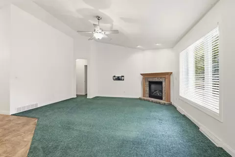 Living - 89 Penbrook Cir, Appleton, WI 54914 photo 3 of 6