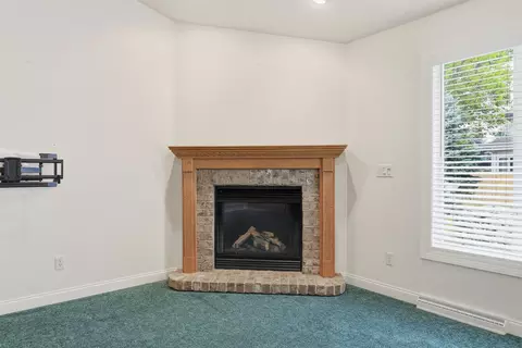 Living - 89 Penbrook Cir, Appleton, WI 54914 photo 4 of 6