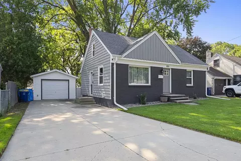 821 Gross Ct, Green Bay, WI 54304