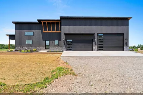 1810 Lost Trl, Suamico, WI 54173