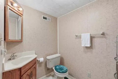 Bath - 1786 Schaefer Cir, Appleton, WI 54915 photo 2 of 2