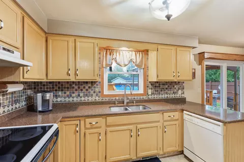 Kitchen - 1786 Schaefer Cir, Appleton, WI 54915 photo 2 of 2