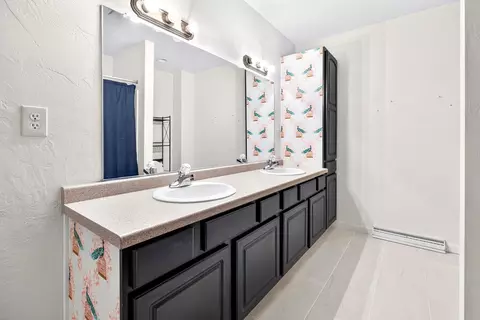 Bath - 1027 E Green Tree Ct, Appleton, WI 54915 photo 5 of 6