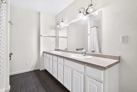 Bath - 1027 E Green Tree Ct, Appleton, WI 54915 photo 2 of 6