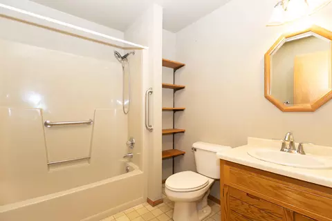 Bath - 901 E Windfield Pl #D, Appleton, WI 54911 photo 1 of 1