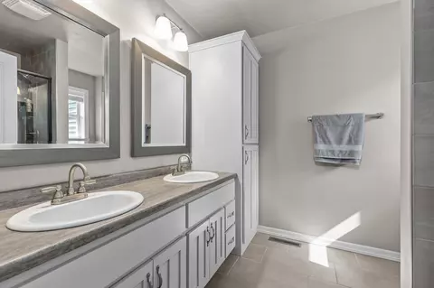 Bath - 4761 N Thistle Ln, Appleton, WI 54913 photo 2 of 5