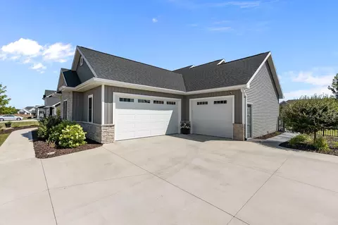 Exterior - 3001 W Old Oak Dr, Appleton, WI 54913 photo 4 of 8